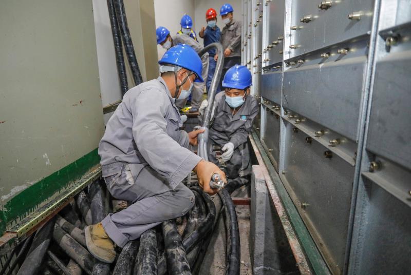 與時(shí)間賽跑，為生命加速 電力員工星夜鏖戰(zhàn)為醫(yī)院用電“增容”