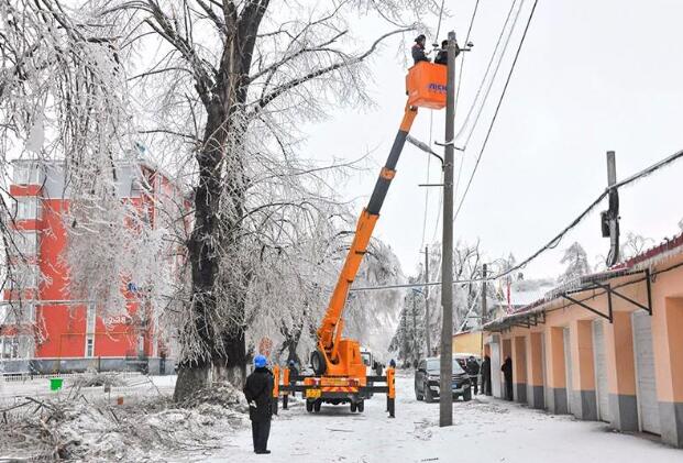 受強雨雪大風冰凍天氣影響，吉林延邊全力搶修供電線路