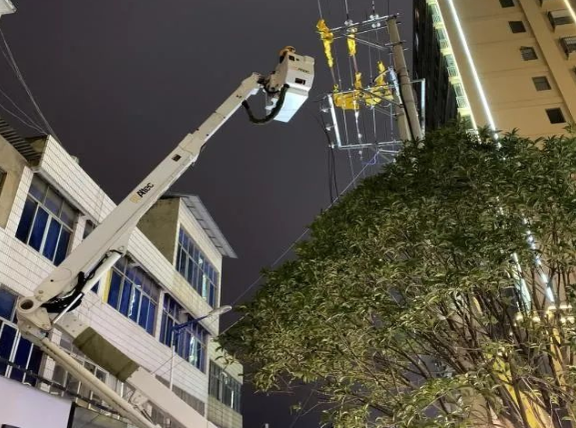 云南電網(wǎng)陸良供電局城區(qū)供電所冬夜搶修，杜絕用電隱患