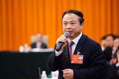 發(fā)展智慧型儲(chǔ)能電站 助力實(shí)現(xiàn)“碳達(dá)峰、碳中和”——訪全國人大代表、天能控股集團(tuán)董事長張?zhí)烊? width=