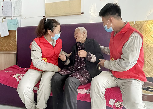 大唐臨汾熱電公司開展“人間重晚情，愛(ài)助夕陽(yáng)紅”志愿服務(wù)活動(dòng)