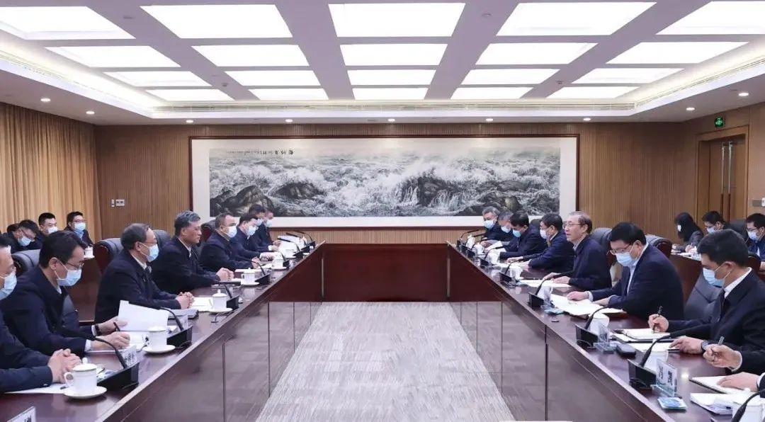辛保安、張智剛與新疆維吾爾自治區(qū)、新疆生產(chǎn)建設(shè)兵團(tuán)領(lǐng)導(dǎo)會(huì)談