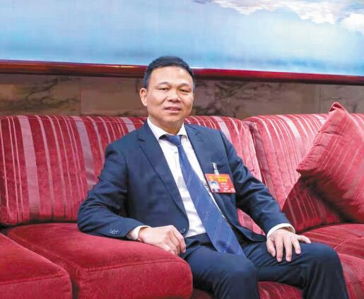 強(qiáng)電網(wǎng)優(yōu)服務(wù) 推動(dòng)城鄉(xiāng)一體化發(fā)展——訪全國(guó)人大代表、奧克斯集團(tuán)有限公司董事長(zhǎng)鄭堅(jiān)江