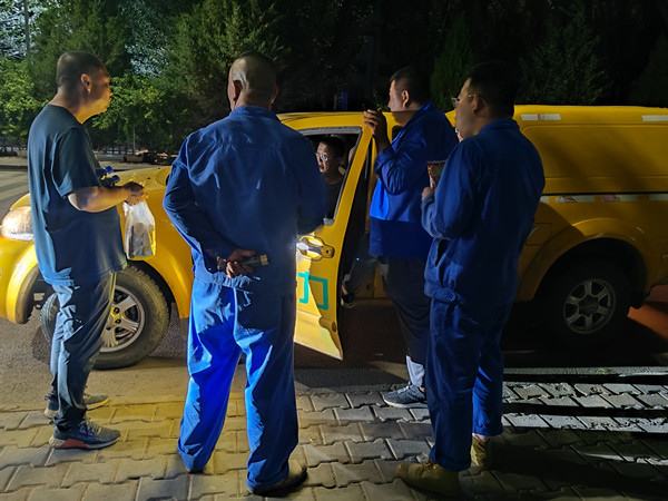 烏海市千里山供電公司千鋼供電所黑夜中的孤勇者，背抵黑暗守護光明