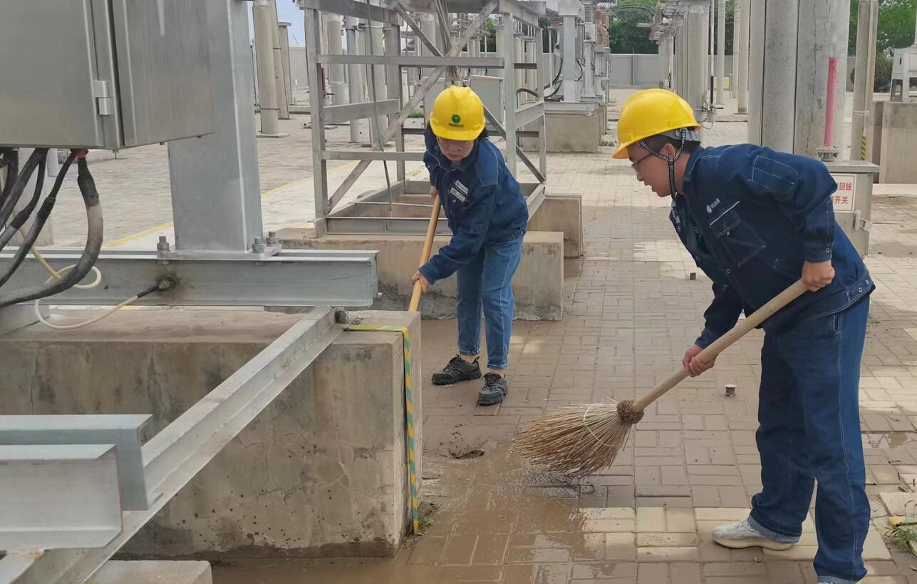 戈壁有雨，阿電人全力出擊保供電