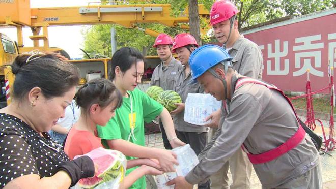 四川什邡：電力工人高溫保電忙，社區(qū)群眾熱情慰問表感謝