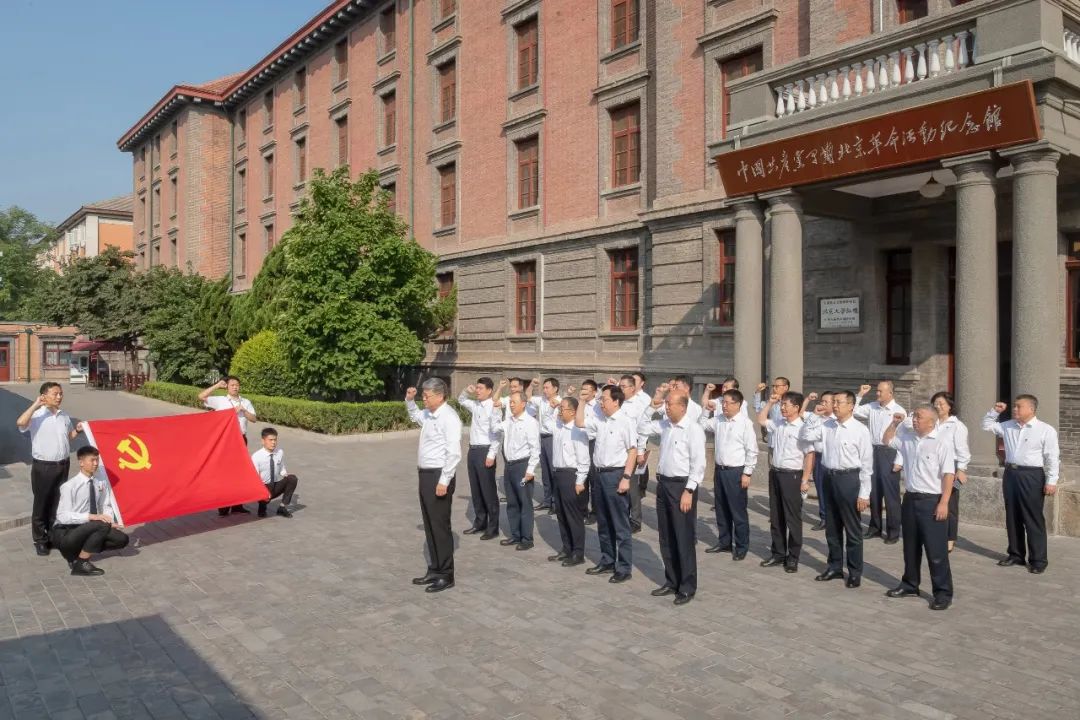 國(guó)家能源集團(tuán)黨組成員集體參觀學(xué)習(xí) “光輝偉業(yè)、紅色序章”主題展覽