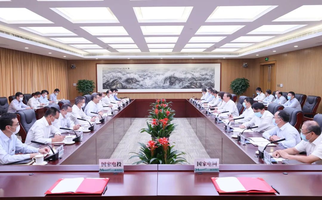 國(guó)家電網(wǎng)董事長(zhǎng)、黨組書(shū)記辛保安與國(guó)家電投董事長(zhǎng)錢(qián)智民、總經(jīng)理江毅會(huì)談