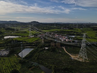 這項工程投產(chǎn)送電，將提高湖北省西電東送通道送電能力