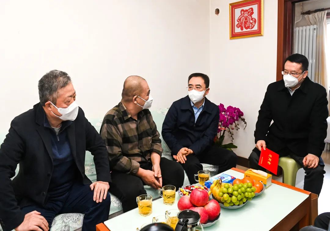 鄒磊、劉明勝走訪慰問退休老領(lǐng)導(dǎo)、勞模遺屬、困難黨員群眾