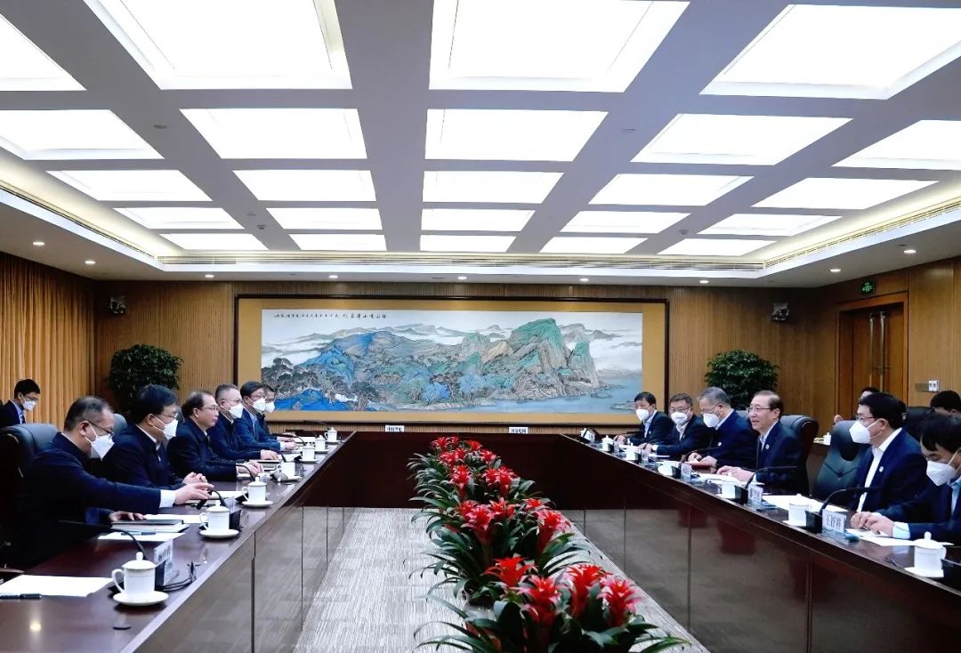華電集團(tuán)董事長江毅、總經(jīng)理葉向東與國家電網(wǎng)董事長辛保安、總經(jīng)理張智剛舉行會(huì)談