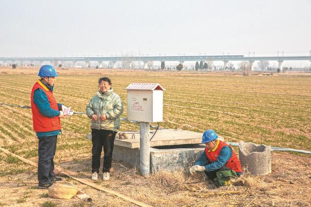 山東省梁山縣：黃河灘區(qū)上，井在地頭，電到井口