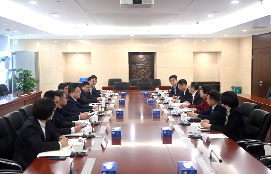 中國電建黨委常委、副總經(jīng)理王小軍與中國華電集團(tuán)黨組成員、副總經(jīng)理李旭紅會談