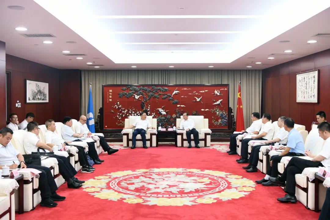 江毅與廣西壯族自治區(qū)人民政府黨組成員、國資委黨委書記秦如培舉行會談