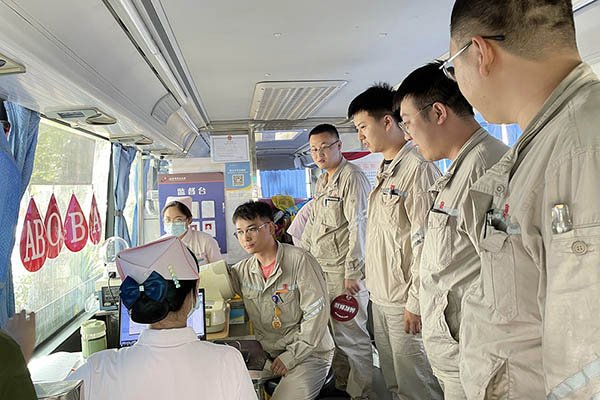 臨汾熱電公司組織“熱血與大愛同流，真情與奉獻(xiàn)同行”無償獻(xiàn)血活動(dòng)