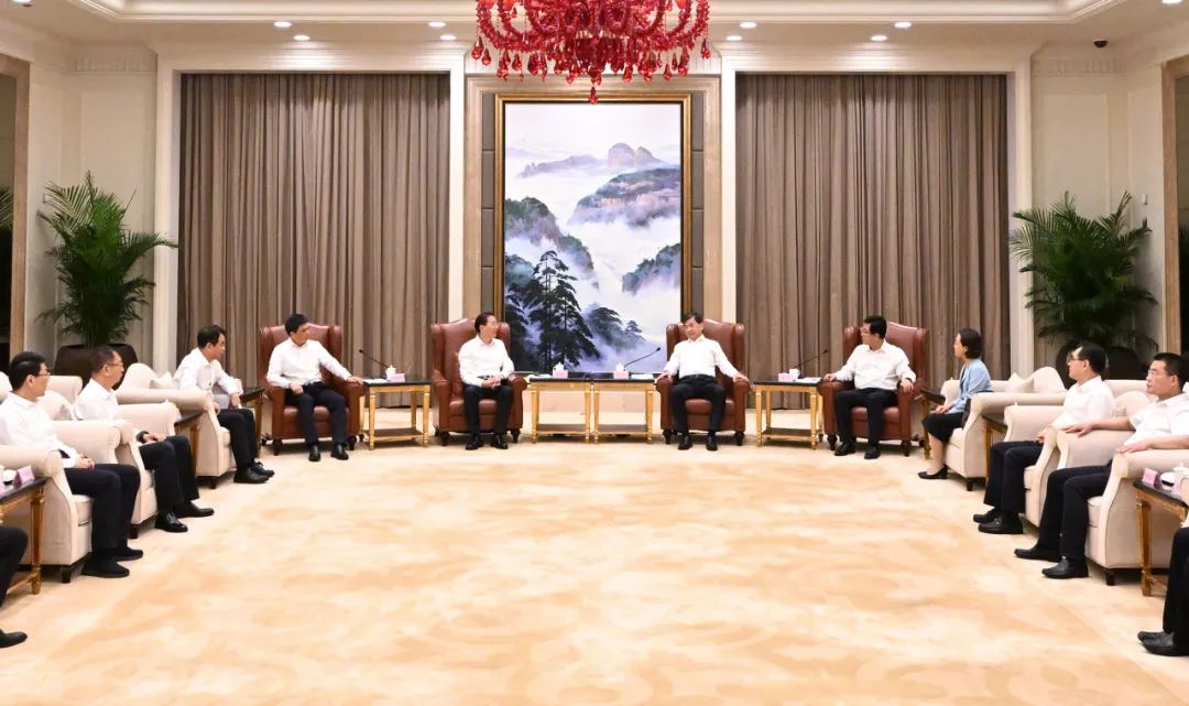 國(guó)家電網(wǎng)公司董事長(zhǎng)、黨組書辛保安與福建省委書記周祖翼、省長(zhǎng)趙龍會(huì)談
