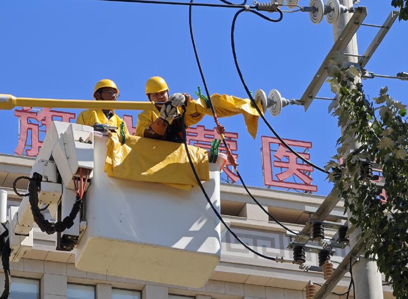 阿拉善供電公司迎夏峰帶電消缺，保醫(yī)電“汗”衛(wèi)民生