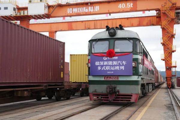 國產(chǎn)新能源汽車，坐火車“出?！?