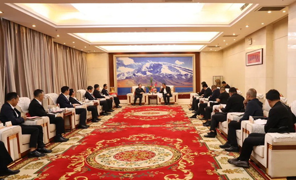 華電集團黨組書記、董事長江毅與喀什地委副書記、行署專員艾尼瓦爾·吐爾遜舉行會談