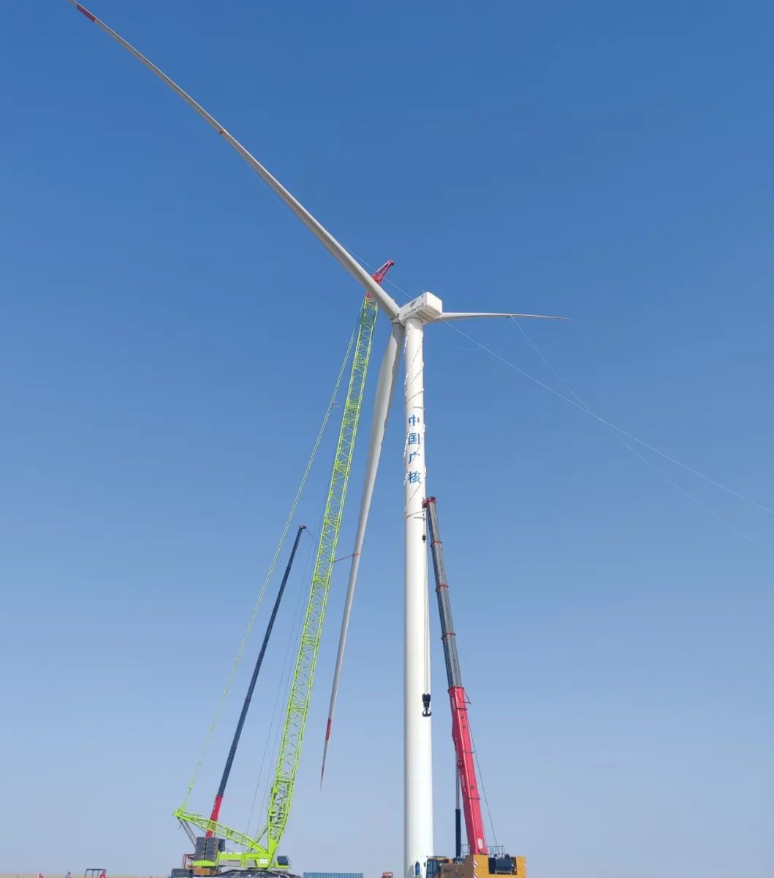 中廣核若羌100萬千瓦風(fēng)電項目完成首臺風(fēng)機吊裝