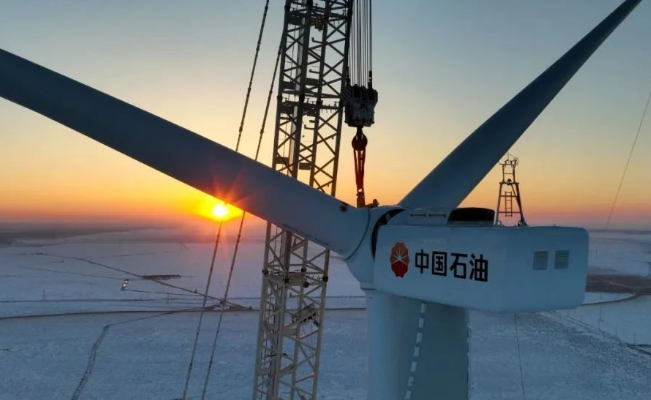 中國石油在建單體規(guī)模最大集中風(fēng)電項目——昂格55萬千瓦風(fēng)電項目首臺風(fēng)機(jī)成功吊裝！