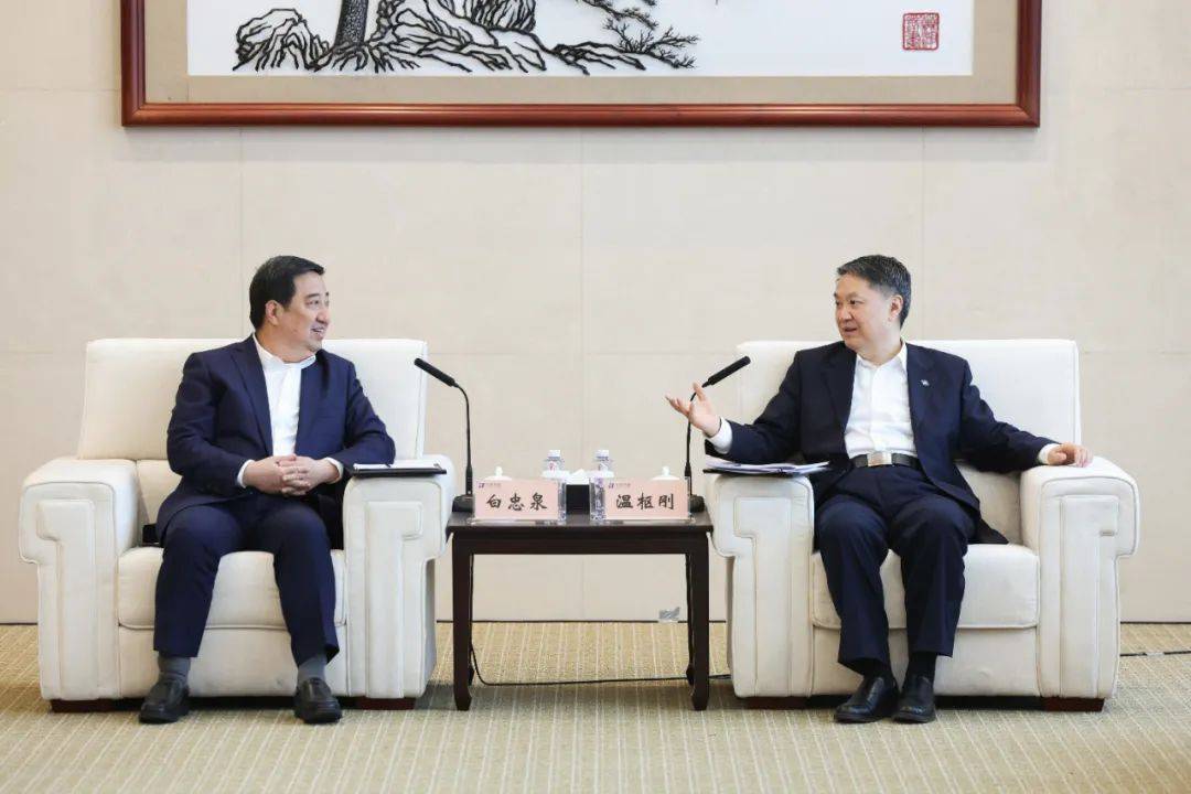 中國電氣裝備董事長白忠泉、總經(jīng)理周群拜訪中國華能董事長溫樞剛