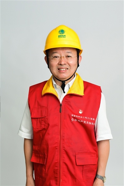 全國人大代表、國網(wǎng)浙江慈溪市供電公司客服中心社區(qū)經(jīng)理錢海軍——讓訴訟服務(wù)之光照亮千家萬戶