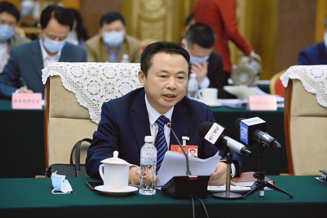 【兩會好聲音】全國人大代表、天能控股董事長張?zhí)烊危和苿印犊稍偕茉捶ā沸抻?，保障國家能源安? width=