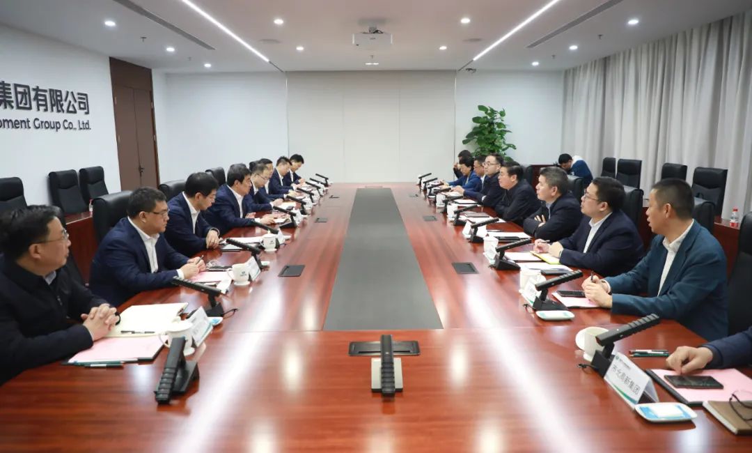 中國(guó)電氣裝備黨委書記、董事長(zhǎng)白忠泉會(huì)見上海市靜安區(qū)委書記于勇