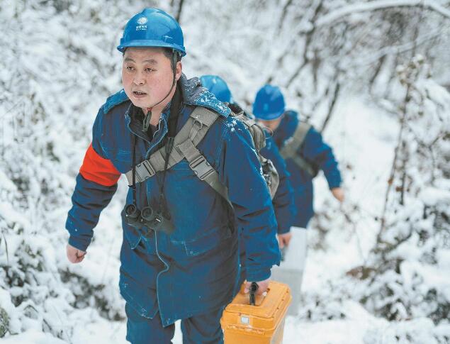 【國網(wǎng)楷?！恐芗t亮：巡行秦嶺深處 守護(hù)線路安全