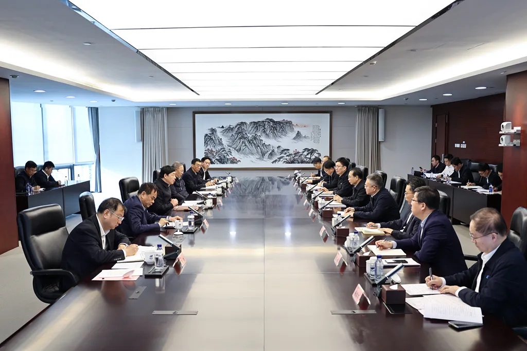 華電集團(tuán)董事長(zhǎng)江毅、總經(jīng)理葉向東與國(guó)家電網(wǎng)董事長(zhǎng)、黨組書記張智剛會(huì)談