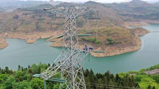 貴州興義供電局高空之上，用責(zé)任守護(hù)安全送去光明