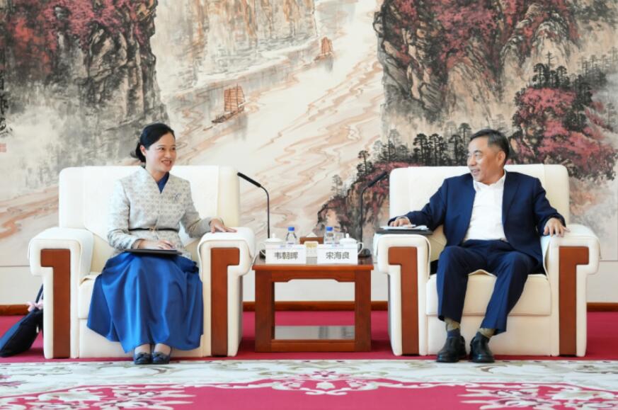 宋海良與廣西博覽局黨組書記、局長(zhǎng)韋朝暉會(huì)談