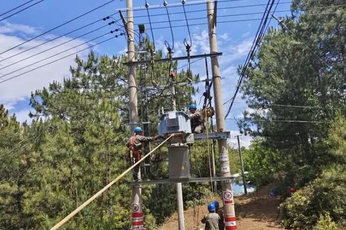 云南會(huì)澤供電局電網(wǎng)提檔升級為87戶村民充上“滿格電”
