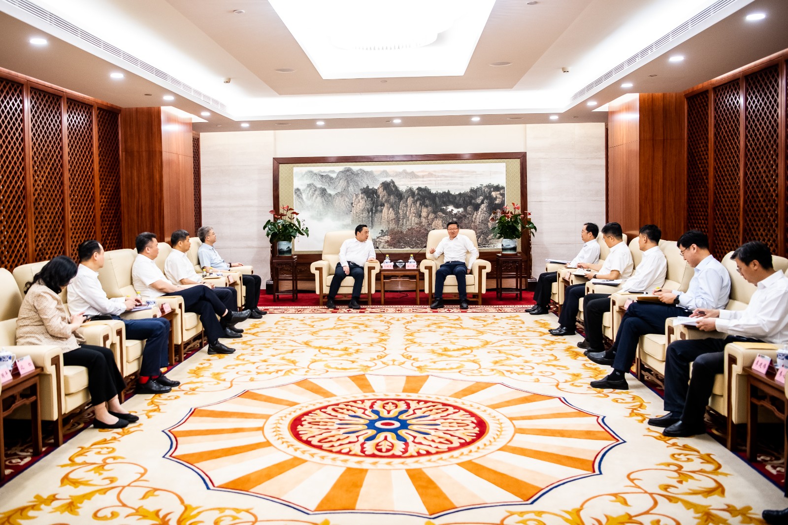 國家能源集團(tuán)公司總經(jīng)理、黨組副書記余兵會見鎮(zhèn)江市委書記馬明龍一行