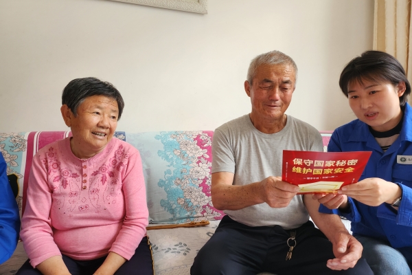 內(nèi)蒙古電力公司烏海千里山供電公司黨支部、工會、團支部（青工委）開展“蒙電愛心光明行”保密宣傳活動