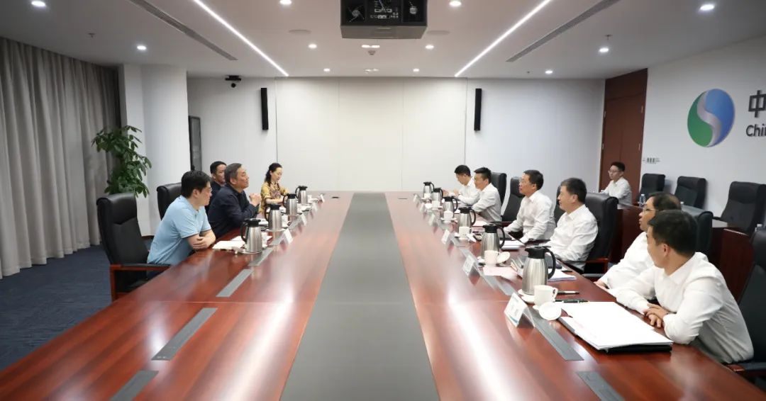 中國(guó)電氣裝備李洪鳳董事長(zhǎng)、周群總經(jīng)理會(huì)見上海市經(jīng)信委副主任戎之勤