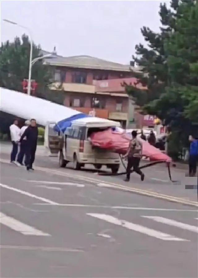 黑龍江一面包車被風(fēng)電機(jī)葉片刺穿，知情人：車上載有7人