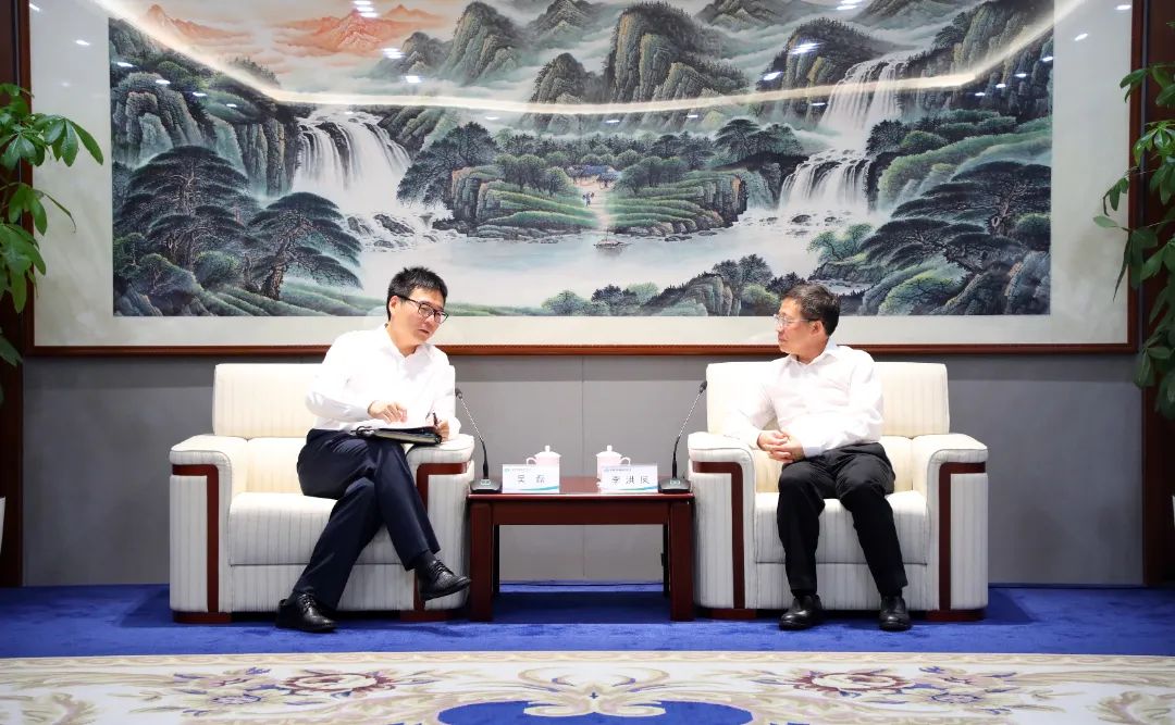 中國電氣裝備黨委書記、董事長李洪鳳會(huì)見上海電氣集團(tuán)黨委書記、董事長吳磊