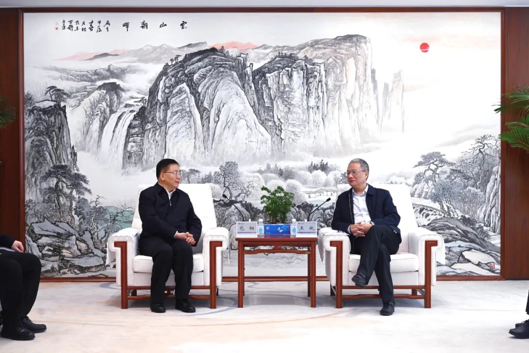 中國電建黨委副書記、總經(jīng)理王斌與內(nèi)蒙古自治區(qū)黨委常委、呼和浩特市委書記包鋼會(huì)談