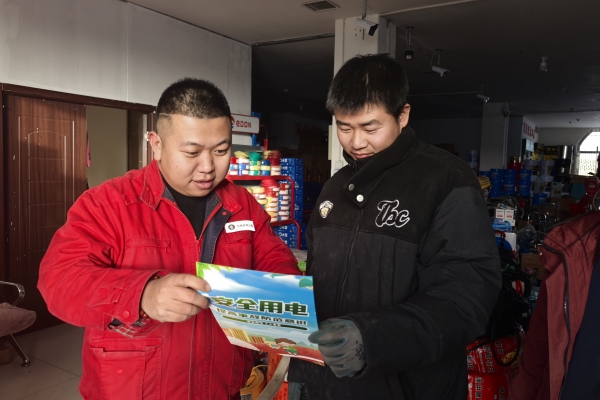 內(nèi)蒙古電力集團(tuán)烏海千里山供電公司蒙電愛(ài)心光明行，用電無(wú)憂進(jìn)社區(qū)