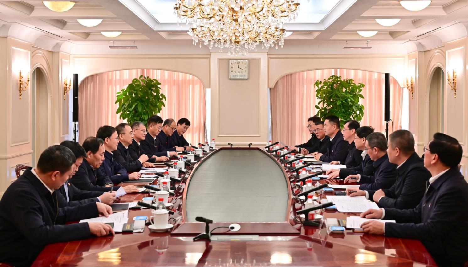 大唐集團(tuán)董事長鄒磊、總經(jīng)理張傳江與中國安能董事長陳奕輝、總經(jīng)理周慶豐會談