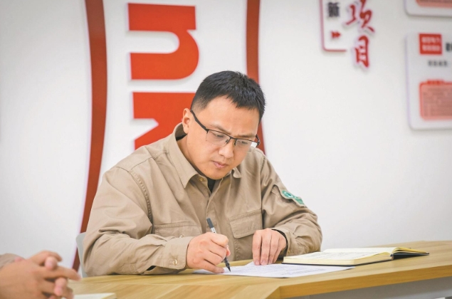 每個(gè)創(chuàng)新靈感都來自一線——記全國勞動模范蘇向陽